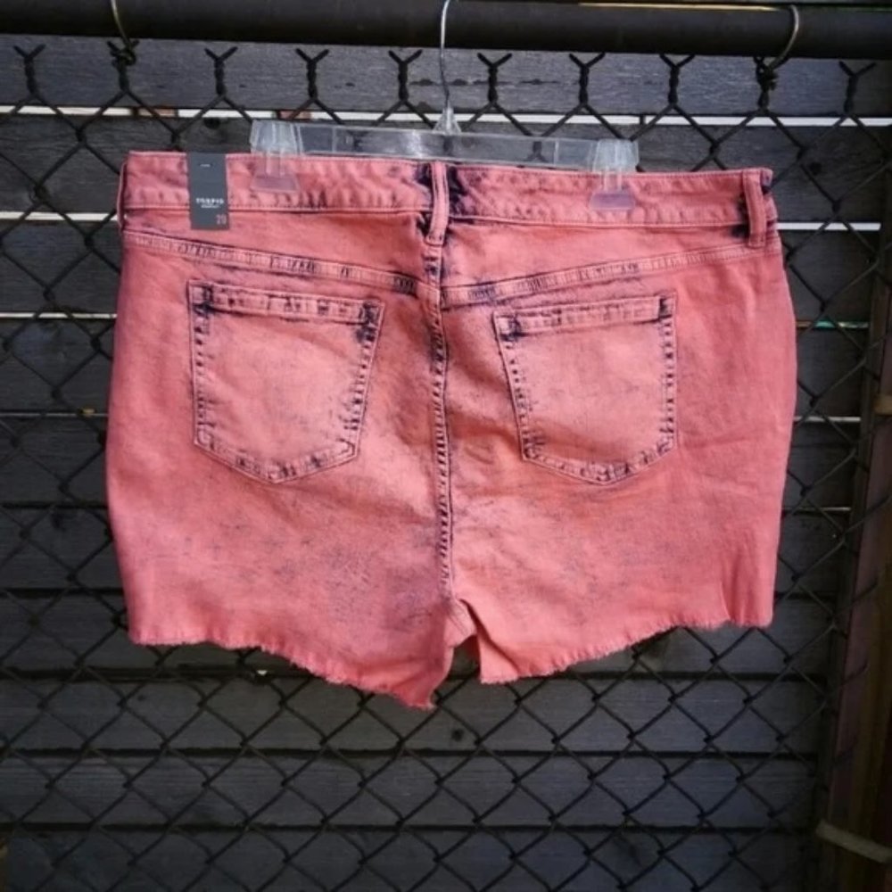 Torrid Mid Rise Coral Orange Acid Wash Shorts Plus Size 2X - Picture 2 of 4